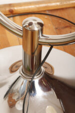 Jednopunktowa chromowana lampa podłogowa z ruchomym ramieniem z regulacją wysokości, fornirowanym w orzechu okrągłym blatem i szklanym kloszem w kształcie kuli, Art Deco/Bauhaus, projekt Robert Slezák z lat 30. XX wieku - obrazek 29