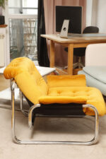 Niski i szeroki fotel "Borkum" z poduchą i podłokietnikami z żółtego weluru osadzonych na metalowej chromowanej konstrukcji, projekt Johan Bertil Häggström, Ikea, Szwecja, wzór z 1978 roku - obrazek 12