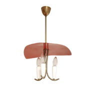 Trzypunktowa metalowa lampa wisząca/sufitowa z trzema zakrzywionymi ramionami w kolorze starego złota zakończonymi źródłami światła z metalowym czerwonym lekko profilowanym trójkątnym kloszem nad nimi, Mid Century Modern, Niemcy, lata 50.