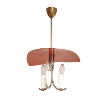 Trzypunktowa metalowa lampa wisząca/sufitowa z trzema zakrzywionymi ramionami w kolorze starego złota zakończonymi źródłami światła z metalowym czerwonym lekko profilowanym trójkątnym kloszem nad nimi, Mid Century Modern, Niemcy, lata 50.