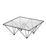 Kwadratowy stolik kawowy na metalowej czarnej konstrukcji ze szklanym przeźroczystym hartowanym blatem w stylu "Alanda" projektu Paolo Piva dla B&B Italia, lata 80.