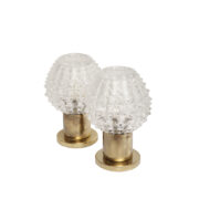 Dwie jednopunktowe metalowe lampki biurkowe/nocne/kinkiety ze szklanymi grubo ciętymi kloszami i podstawami w kolorze starego złota, Lustry Kamenický Šenov, Czechosłowacja, lata 60.