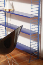 Modułowa wolnostojąca szafka/regał/biblioteczka na metalowej niebieskiej konstrukcji z pięcioma metalowymi półkami z regulowaną wysokością, Drentea, Holandia, lata 60. - obrazek 13