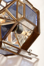 Szklany jednopunktowy witrażowy ręcznie wykonany kinkiet/plafon/lampa ścienna na miedzianej konstrukcji, Hiszpania, 2003 rok - obrazek 14