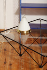 Nieduża ciężka jednopunktowa stożkowa mlecznobiała szklana lampka nocna/biurkowa "Kibo" z okrągłą złotą metalową podstawą, Peill & Putzler, Niemcy, lata 70 - obrazek 13