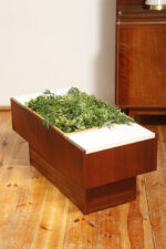 Prostokątny mahoniowy kwietnik/ława/stolik pomocnik/stolik kawowy z dwoma szklanymi białymi blatami i plastikowym wyjmowanym wkładem na kwiaty, Czechosłowacja, lata 70. - obrazek 16