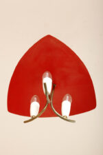 Trzypunktowa metalowa lampa wisząca/sufitowa z trzema zakrzywionymi ramionami w kolorze starego złota zakończonymi źródłami światła z metalowym czerwonym lekko profilowanym trójkątnym kloszem nad nimi, Mid Century Modern, Niemcy, lata 50. - obrazek 12