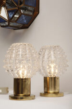 Dwie jednopunktowe metalowe lampki biurkowe/nocne/kinkiety ze szklanymi grubo ciętymi kloszami i podstawami w kolorze starego złota, Lustry Kamenický Šenov, Czechosłowacja, lata 60. - obrazek 11