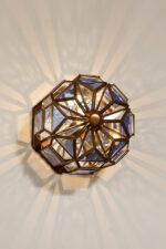 Szklany jednopunktowy witrażowy ręcznie wykonany kinkiet/plafon/lampa ścienna na miedzianej konstrukcji, Hiszpania, 2003 rok - obrazek 15