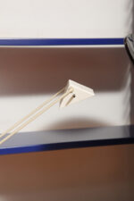 Biała jednopunktowa geometryczna plastikowo-metalowo-drewniana lampa biurkowa w stylu Memphis firmy Woja Holland, Holandia, lata 80. - obrazek 12