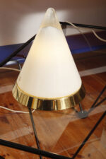 Nieduża ciężka jednopunktowa stożkowa mlecznobiała szklana lampka nocna/biurkowa "Kibo" z okrągłą złotą metalową podstawą, Peill & Putzler, Niemcy, lata 70 - obrazek 14