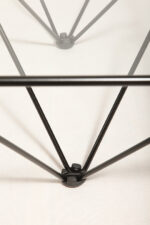 Kwadratowy stolik kawowy na metalowej czarnej konstrukcji ze szklanym przeźroczystym hartowanym blatem w stylu "Alanda" projektu Paolo Piva dla B&B Italia, lata 80. - obrazek 12