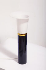 Wysoka jednopunktowa lampa stołowa ze szklaną ciemnogranatową podstawą i mlecznobiałym białym akrylowym klosze z rondem, projekt Uno & Östen Kristiansson dla Luxus, Szwecja, lata 70. - obrazek 12