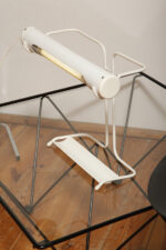 Biała duża jednopunktowa metalowa industrialna lampa biurkowa ze zdejmowanym kloszem z jarzeniówką, Woja Holland, Holandia, lata 80. - obrazek 12