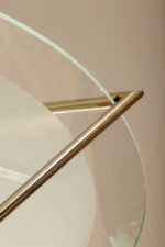 Duża lampa sufitowa "Olympia 2731" z okrągłym masywnym szklanym kloszem w kształcie koła zawieszonym na stalowej złotej konstrukcji, projekt Daniel Puppa dla Fontana Arte/Mediolan, Włochy, wzór z 1984 roku - obrazek 12