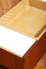 Prostokątny mahoniowy kwietnik/ława/stolik pomocnik/stolik kawowy z dwoma szklanymi białymi blatami i plastikowym wyjmowanym wkładem na kwiaty, Czechosłowacja, lata 70. - obrazek 17