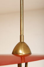 Trzypunktowa metalowa lampa wisząca/sufitowa z trzema zakrzywionymi ramionami w kolorze starego złota zakończonymi źródłami światła z metalowym czerwonym lekko profilowanym trójkątnym kloszem nad nimi, Mid Century Modern, Niemcy, lata 50. - obrazek 13