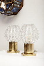 Dwie jednopunktowe metalowe lampki biurkowe/nocne/kinkiety ze szklanymi grubo ciętymi kloszami i podstawami w kolorze starego złota, Lustry Kamenický Šenov, Czechosłowacja, lata 60. - obrazek 12