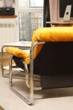 Niski i szeroki fotel "Borkum" z poduchą i podłokietnikami z żółtego weluru osadzonych na metalowej chromowanej konstrukcji, projekt Johan Bertil Häggström, Ikea, Szwecja, wzór z 1978 roku - obrazek 14