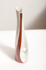 Porcelanowy brązowo-biały wazon "Kręcony" na pojedynczy kwiatek, ręcznie malowanym z ażurowym prześwitem, Polish New Look, Zakłady Porcelany Stołowej Ćmielów, lata 60. - obrazek 12