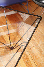 Kwadratowy stolik kawowy na metalowej czarnej konstrukcji ze szklanym przeźroczystym hartowanym blatem w stylu "Alanda" projektu Paolo Piva dla B&B Italia, lata 80. - obrazek 13