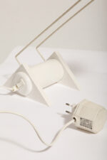 Biała jednopunktowa geometryczna plastikowo-metalowo-drewniana lampa biurkowa w stylu Memphis firmy Woja Holland, Holandia, lata 80. - obrazek 13