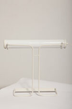 Biała duża jednopunktowa metalowa industrialna lampa biurkowa ze zdejmowanym kloszem z jarzeniówką, Woja Holland, Holandia, lata 80. - obrazek 13