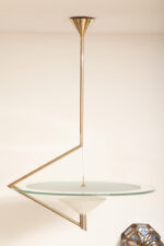 Duża lampa sufitowa "Olympia 2731" z okrągłym masywnym szklanym kloszem w kształcie koła zawieszonym na stalowej złotej konstrukcji, projekt Daniel Puppa dla Fontana Arte/Mediolan, Włochy, wzór z 1984 roku - obrazek 13