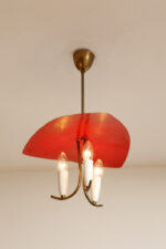 Trzypunktowa metalowa lampa wisząca/sufitowa z trzema zakrzywionymi ramionami w kolorze starego złota zakończonymi źródłami światła z metalowym czerwonym lekko profilowanym trójkątnym kloszem nad nimi, Mid Century Modern, Niemcy, lata 50. - obrazek 14