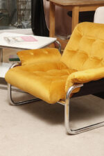 Niski i szeroki fotel "Borkum" z poduchą i podłokietnikami z żółtego weluru osadzonych na metalowej chromowanej konstrukcji, projekt Johan Bertil Häggström, Ikea, Szwecja, wzór z 1978 roku - obrazek 15