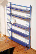 Modułowa wolnostojąca szafka/regał/biblioteczka na metalowej niebieskiej konstrukcji z pięcioma metalowymi półkami z regulowaną wysokością, Drentea, Holandia, lata 60. - obrazek 16