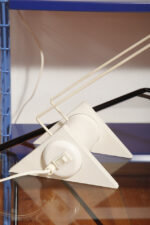 Biała jednopunktowa geometryczna plastikowo-metalowo-drewniana lampa biurkowa w stylu Memphis firmy Woja Holland, Holandia, lata 80. - obrazek 14