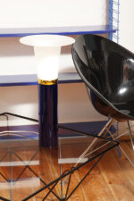 Wysoka jednopunktowa lampa stołowa ze szklaną ciemnogranatową podstawą i mlecznobiałym białym akrylowym klosze z rondem, projekt Uno & Östen Kristiansson dla Luxus, Szwecja, lata 70. - obrazek 14