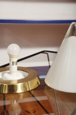 Nieduża ciężka jednopunktowa stożkowa mlecznobiała szklana lampka nocna/biurkowa "Kibo" z okrągłą złotą metalową podstawą, Peill & Putzler, Niemcy, lata 70 - obrazek 16