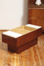 Prostokątny mahoniowy kwietnik/ława/stolik pomocnik/stolik kawowy z dwoma szklanymi białymi blatami i plastikowym wyjmowanym wkładem na kwiaty, Czechosłowacja, lata 70. - obrazek 19