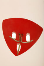 Trzypunktowa metalowa lampa wisząca/sufitowa z trzema zakrzywionymi ramionami w kolorze starego złota zakończonymi źródłami światła z metalowym czerwonym lekko profilowanym trójkątnym kloszem nad nimi, Mid Century Modern, Niemcy, lata 50. - obrazek 15