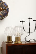 Dwie jednopunktowe metalowe lampki biurkowe/nocne/kinkiety ze szklanymi grubo ciętymi kloszami i podstawami w kolorze starego złota, Lustry Kamenický Šenov, Czechosłowacja, lata 60. - obrazek 14