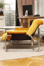 Niski i szeroki fotel "Borkum" z poduchą i podłokietnikami z żółtego weluru osadzonych na metalowej chromowanej konstrukcji, projekt Johan Bertil Häggström, Ikea, Szwecja, wzór z 1978 roku - obrazek 16