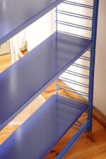 Modułowa wolnostojąca szafka/regał/biblioteczka na metalowej niebieskiej konstrukcji z pięcioma metalowymi półkami z regulowaną wysokością, Drentea, Holandia, lata 60. - obrazek 17