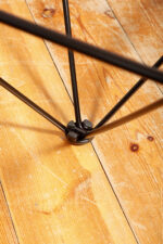 Kwadratowy stolik kawowy na metalowej czarnej konstrukcji ze szklanym przeźroczystym hartowanym blatem w stylu "Alanda" projektu Paolo Piva dla B&B Italia, lata 80. - obrazek 15