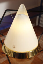 Nieduża ciężka jednopunktowa stożkowa mlecznobiała szklana lampka nocna/biurkowa "Kibo" z okrągłą złotą metalową podstawą, Peill & Putzler, Niemcy, lata 70 - obrazek 17