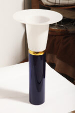 Wysoka jednopunktowa lampa stołowa ze szklaną ciemnogranatową podstawą i mlecznobiałym białym akrylowym klosze z rondem, projekt Uno & Östen Kristiansson dla Luxus, Szwecja, lata 70. - obrazek 15