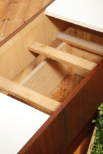 Prostokątny mahoniowy kwietnik/ława/stolik pomocnik/stolik kawowy z dwoma szklanymi białymi blatami i plastikowym wyjmowanym wkładem na kwiaty, Czechosłowacja, lata 70. - obrazek 21