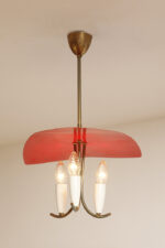 Trzypunktowa metalowa lampa wisząca/sufitowa z trzema zakrzywionymi ramionami w kolorze starego złota zakończonymi źródłami światła z metalowym czerwonym lekko profilowanym trójkątnym kloszem nad nimi, Mid Century Modern, Niemcy, lata 50. - obrazek 16