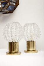 Dwie jednopunktowe metalowe lampki biurkowe/nocne/kinkiety ze szklanymi grubo ciętymi kloszami i podstawami w kolorze starego złota, Lustry Kamenický Šenov, Czechosłowacja, lata 60. - obrazek 15