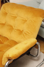 Niski i szeroki fotel "Borkum" z poduchą i podłokietnikami z żółtego weluru osadzonych na metalowej chromowanej konstrukcji, projekt Johan Bertil Häggström, Ikea, Szwecja, wzór z 1978 roku - obrazek 17