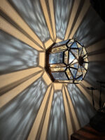 Szklany jednopunktowy witrażowy ręcznie wykonany kinkiet/plafon/lampa ścienna na miedzianej konstrukcji, Hiszpania, 2003 rok - obrazek 18