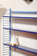 Modułowa wolnostojąca szafka/regał/biblioteczka na metalowej niebieskiej konstrukcji z pięcioma metalowymi półkami z regulowaną wysokością, Drentea, Holandia, lata 60. - obrazek 18