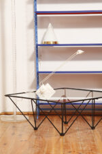 Kwadratowy stolik kawowy na metalowej czarnej konstrukcji ze szklanym przeźroczystym hartowanym blatem w stylu "Alanda" projektu Paolo Piva dla B&B Italia, lata 80. - obrazek 16