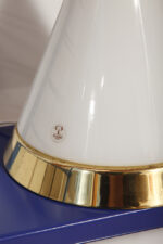 Nieduża ciężka jednopunktowa stożkowa mlecznobiała szklana lampka nocna/biurkowa "Kibo" z okrągłą złotą metalową podstawą, Peill & Putzler, Niemcy, lata 70 - obrazek 18